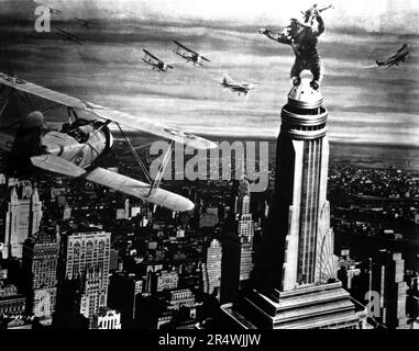 King Kong est un monstre 1933 American fantasy/aventure film. Il étoiles Fay Wray, Bruce Cabot et Robert Armstrong, et s'est ouverte à New York le 2 mars 1933 à des critiques dithyrambiques. Le film raconte d'un gigantesque, vivant de l'île appelé singe Kong qui meurt dans une tentative de posséder une belle jeune femme. Kong est distingué pour son animation par Willis O'Brien et sa partition de musique de Max Steiner. King Kong est souvent cité comme l'un des films les plus emblématiques de l'histoire du cinéma. Banque D'Images