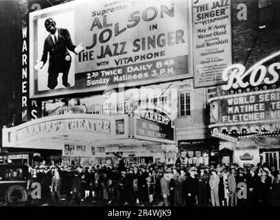 Première mondiale de la chanteuse de jazz. Le Chanteur de jazz est un film musical américain de 1927. Le premier long métrage de motion picture avec synchronisation des séquences de dialogue, sa sortie commerciale annonçait l'ascendance de la "talkies" et le déclin de l'époque du film muet. Réalisé par Alan Crosland, les stars de cinéma Al Jolson, qui effectue six chansons. Le film est basé sur le jour de l'Expiation, une pièce de Samson Raphaelson. Banque D'Images