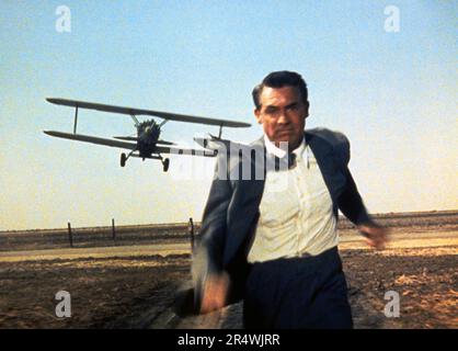 North by Northwest est un thriller d'espionnage américain de 1959 réalisé par Alfred Hitchcock avec Cary Grant, Eva Marie Saint et James Mason. North by Northwest est une histoire d'une erreur d'identité, avec un homme innocent poursuivis à travers les États-Unis par des agents d'une mystérieuse organisation qui désirent cesser son ingérence dans leurs plans pour la contrebande de microfilm contenant des secrets du gouvernement. Banque D'Images