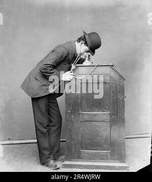 Albert Einstein's Kinétoscope Arcade. Le kinétoscope était un des premiers motion photo exposition périphérique qui permet de visualiser des films par une personne à la fois à travers un judas fenêtre viewer sur le dessus. C'était le modèle de base pour les projections de film plus tard. Banque D'Images