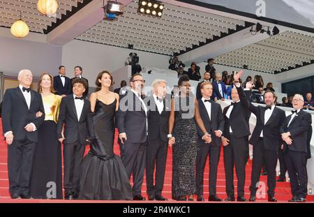 Les acteurs du film 'Indiana Jones et le cadran du destin': Frank Marshall, Kathleen Kennedy, Ethann Isodoree (costume d'ami), Phoebe Waller-Bridge (robe de Schiaparelli), James Mangold, Harrison Ford, Shaunette Renée Wilson (robe de Giorgio Armani), Boyd Holbrook, Mux Mikkelsen, Thierry Emads, Thierry Frégen, « Docteur délégué » du Festival. 'Indiana Jones et le cadran du destin' Festival de Cannes projection 76th Festival de Cannes 18 mai 2023 Banque D'Images