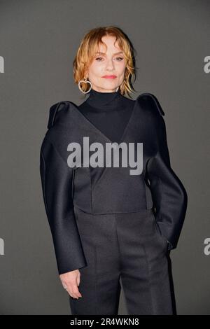 Isabelle Huppert (habillée par Balenciaga) soirée photo du Kering 'Women in Motion Award', place de la Castre, colline du Suquet 76th Festival de Cannes 21 mai 2023 Banque D'Images