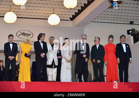 Koji Yanai, Aoi Yamada, Koji Yakusho, min Tanaka, Wim Wenders, Arisa Nakano, Donata Wenders, invité partant du tapis rouge « Perfect Days » 76th Festival de Cannes 25 mai 2023 Banque D'Images