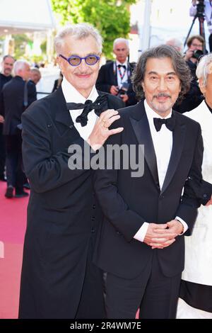 Wim Wenders, Koji Yakusho quitte le tapis rouge « Perfect Days » 76th Festival de Cannes 25 mai 2023 Banque D'Images