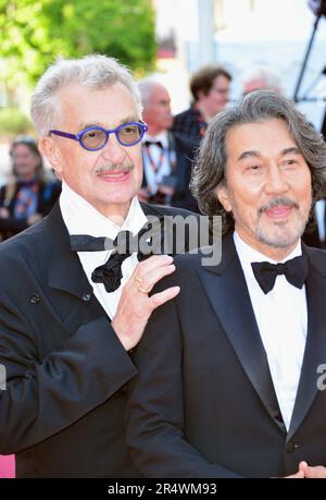 Wim Wenders, Koji Yakusho quitte le tapis rouge « Perfect Days » 76th Festival de Cannes 25 mai 2023 Banque D'Images