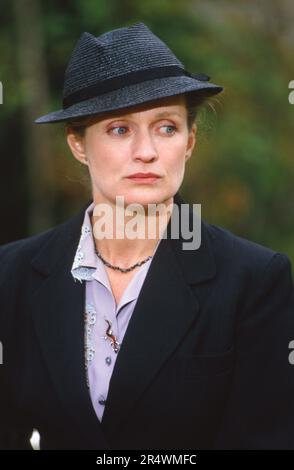 Marie-Christine Barrault sur le set de la mini-série télévisée 'Marie Curie, une femme honorable', en juin 1989. Banque D'Images