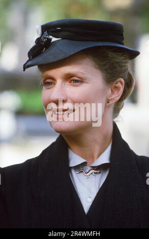 Marie-Christine Barrault sur le set de la mini-série télévisée 'Marie Curie, une femme honorable', en juin 1989. Banque D'Images