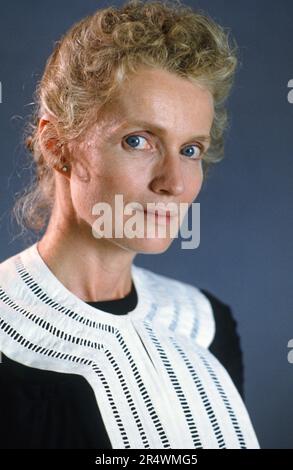 Marie-Christine Barrault sur le set de la mini-série télévisée 'Marie Curie, une femme honorable', en juin 1989. Banque D'Images