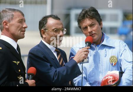 L'acteur français Alain Delon, sponsor de la Patrouille de France en 1988, à l'occasion du 35th anniversaire de la Patrouille acrobatique française. Il est interviewé par Yves Mourousi. 7 avril 1988 Banque D'Images