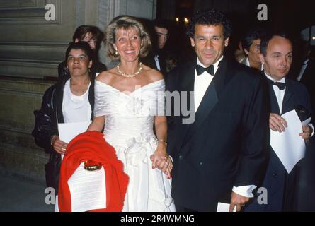 Gala Frank Sinatra, Liza Minnelli et Sammy Davis Jr. Au Palais Garnier de Paris : arrivée de Francis Perrin avec sa femme. 26 avril 1989 Banque D'Images