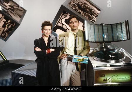 Jean-Marc Thévenet et Caroline Loeb, présentateurs du programme de divertissement TV 'de A à Zèbre' sur TF1. 1985 Banque D'Images