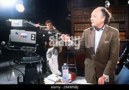 Le journaliste français Michel Polac sur la série de son émission télévisée 'droit de réponse', en 1982. Banque D'Images