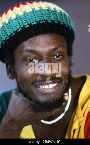 Portrait du chanteur jamaïcain Jimmy Cliff sur le set de l'émission télévisée 'Formule un' diffusée le TF1 le 9 mars 1984. Banque D'Images