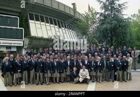 Équipe d'arbitres au tournoi de l'Open de France (Roland Garros) en mai 1989. Devant, avec le imperméable beige : André Crudo. Banque D'Images