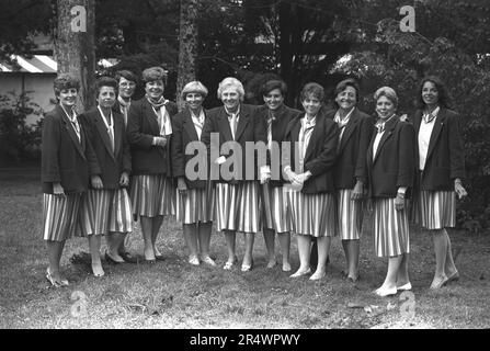 Équipe d'arbitres féminins du tournoi de l'Open de France (Roland Garros) en mai 1988. Banque D'Images