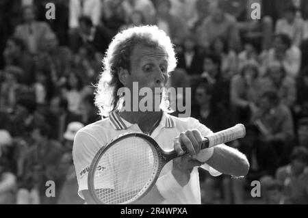 Portrait du joueur de tennis américain Vitas Gerulaitis lors d'un match à l'Open de France. Vers 1982 Banque D'Images