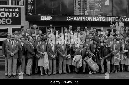 Équipe d'arbitres au tournoi de l'Open de France (Roland Garros) en mai 1984. Devant, avec un sac de sport, le joueur de tennis tchécoslovaque Ivan Lendl. Sur la droite, dans un imperméable beige: André Crudo. Banque D'Images