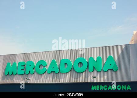 Albir, Espagne - 27 mai 2023 : logo du supermarché Mercadona sur le mur du magasin Mercadona. Mercadona est une chaîne de supermarchés populaire en Espagne et au Portugal Banque D'Images