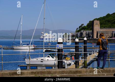 Oban, Écosse, Royaume-Uni. 30th mai 2023. Temps glorieux et chaud à Oban avec les habitants et les visiteurs qui profitent au maximum de la semaine de vacances en banque, les conditions ensoleillées sont prévues pour se poursuivre tout au long du week-end. Spirit of Adventure, paquebot de croisière de luxe amarré dans la baie avec des navettes qui livrent les passagers à Oban. Vue sur les montagnes de l'île de Mull. Crédit : Craig Brown/Alay Live News Banque D'Images