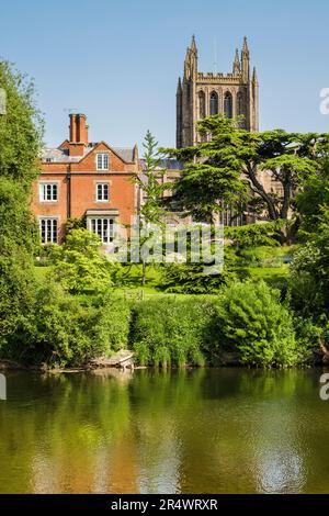 Vue de l'autre côté de la rivière Wye jusqu'à la cathédrale de Sainte Marie la Vierge à Hereford, Herefordshire, Angleterre, Royaume-Uni, Grande-Bretagne Banque D'Images