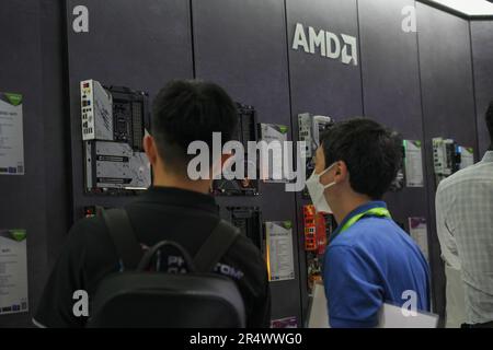 Taipei, Taïwan. 30th mai 2023. Les gens ont vu regarder les cartes mères au stand ASRock au COMPUTEX 2023 à Taipei. L'édition 2023 de COMPUTEX se déroule du 30 mai au 02 juin 2023 et rassemble plus de 1 000 exposants de 26 pays différents avec 3000 stands pour présenter leurs derniers produits et signer des commandes avec des acheteurs étrangers. (Photo de Walid Berrazeg/SOPA Images/Sipa USA) crédit: SIPA USA/Alay Live News Banque D'Images