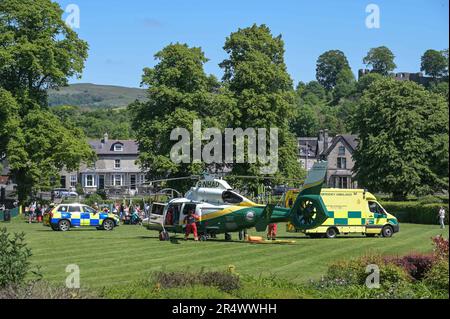 Kirkland, Kendal 30th mai 2023 - l'Ambulance aérienne du Nord-Ouest a atterri dans le parc Abbot Hall après une urgence médicale. Un témoin a vu plusieurs personnes exécuter le CP sur un membre du public sur la route voisine de Kirkland. Les services de police et d'ambulance de Cumbria ont assisté au patient dans le parc, près d'une aire de jeux pour enfants. Un porte-parole du Service d'ambulance du Nord-Ouest a déclaré : « nous avons répondu à un patient qui a subi une urgence médicale à une adresse à Kirkland, Kendal, après un appel au 12,41. Ils ont reçu un traitement sur place et ont été conduits à l'hôpital par la route. » La police de Cumbria l'a confirmé Banque D'Images