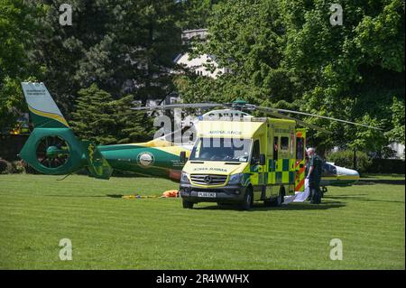 Kirkland, Kendal 30th mai 2023 - l'Ambulance aérienne du Nord-Ouest a atterri dans le parc Abbot Hall après une urgence médicale. Un témoin a vu plusieurs personnes exécuter le CP sur un membre du public sur la route voisine de Kirkland. Les services de police et d'ambulance de Cumbria ont assisté au patient dans le parc, près d'une aire de jeux pour enfants. Un porte-parole du Service d'ambulance du Nord-Ouest a déclaré : « nous avons répondu à un patient qui a subi une urgence médicale à une adresse à Kirkland, Kendal, après un appel au 12,41. Ils ont reçu un traitement sur place et ont été conduits à l'hôpital par la route. » La police de Cumbria l'a confirmé Banque D'Images