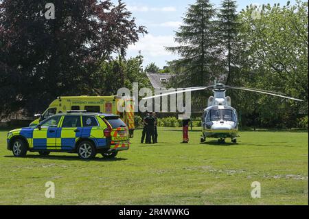 Kirkland, Kendal 30th mai 2023 - l'Ambulance aérienne du Nord-Ouest a atterri dans le parc Abbot Hall après une urgence médicale. Un témoin a vu plusieurs personnes exécuter le CP sur un membre du public sur la route voisine de Kirkland. Les services de police et d'ambulance de Cumbria ont assisté au patient dans le parc, près d'une aire de jeux pour enfants. Un porte-parole du Service d'ambulance du Nord-Ouest a déclaré : « nous avons répondu à un patient qui a subi une urgence médicale à une adresse à Kirkland, Kendal, après un appel au 12,41. Ils ont reçu un traitement sur place et ont été conduits à l'hôpital par la route. » La police de Cumbria l'a confirmé Banque D'Images