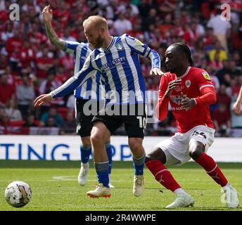 LONDRES, ANGLETERRE - 29 MAI : Barry Bannan de Sheffield Wednesday et Devante Cole de Barnsley se battent pour le ballon lors de la finale de mise en jeu de Sky Bet League One de Barnsley Wednesday à Wembley Stadium sur 29 mai 2023 à Londres, en Angleterre. (Photo par MB Media) Banque D'Images