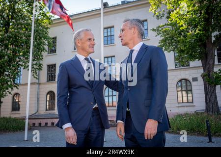 Oslo 20230530.le chef de l'OTAN, Jens Stoltenberg, accueille le Premier ministre Jonas Gahr Store devant le bureau du Premier ministre, avant une rencontre avec le ministre des Affaires étrangères, Anniken Huitfeldt, et le ministre de la Défense, Bjorn Arild Gram, dans le cadre de la réunion des ministres des Affaires étrangères de l'OTAN à Oslo. Photo: Heiko Junge / NTB Banque D'Images