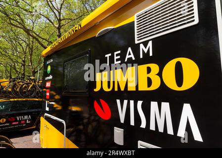 Team Jumbo Visma véhicule de soutien de l'équipe pour le RideLondon Classique Stage 3 UCI Women's World Tour course autour des routes dans le centre de Londres, au Royaume-Uni. Banque D'Images