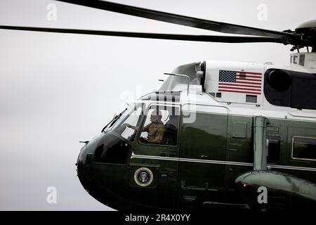 Washington, États-Unis. 30th mai 2023. Marine One, portant le président des États-Unis Joe Biden et la première dame Dr. Jill Biden, des terres sur la pelouse sud de la Maison Blanche à Washington, DC, mardi, 30 mai 2023. Ce matin, le président était au Delaware pour assister à un service commémoratif pour son fils beau. Photo de Julia Nikhinson/ Credit: UPI/Alamy Live News Banque D'Images