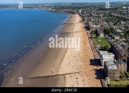 Les gens de Portobello Beach, Édimbourg, apprécient le temps chaud de ce qui est considéré comme le jour le plus chaud de l'Écosse jusqu'à présent cette année. Date de la photo: Mardi 30 mai 2023. Banque D'Images