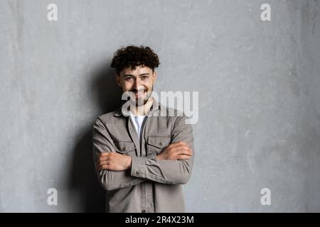 Heureux confiant, bel homme millénaire à la maison tête portrait. Jeune homme propriétaire posant dans l'appartement avec fond intérieur blanc, en gardant la main Banque D'Images