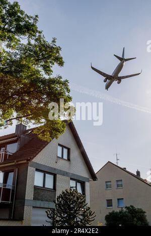 Voie d'entrée dans les zones résidentielles de l'aéroport de Düsseldorf Banque D'Images