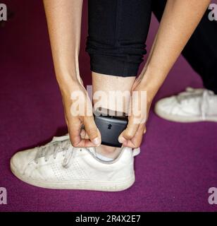 ILLUSTRATION - un bracelet électronique à la cheville. L'utilisation de la détention électronique peut servir d'alternative à être derrière les barreaux. ANP RAMON VAN FLYMEN pays-bas sortie - belgique sortie Banque D'Images