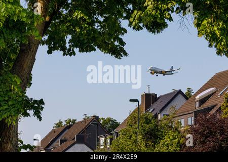 Voie d'entrée dans les zones résidentielles de l'aéroport de Düsseldorf Banque D'Images