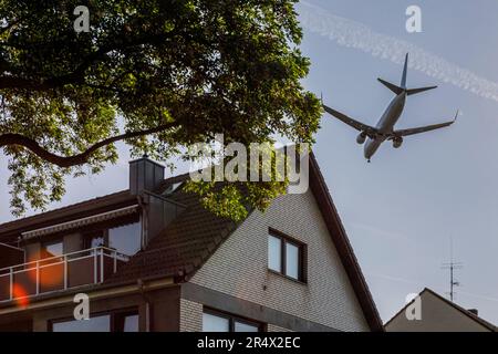 Voie d'entrée dans les zones résidentielles de l'aéroport de Düsseldorf Banque D'Images