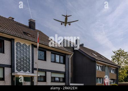 Voie d'entrée dans les zones résidentielles de l'aéroport de Düsseldorf Banque D'Images