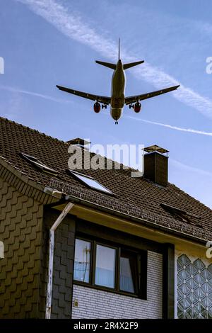 Voie d'entrée dans les zones résidentielles de l'aéroport de Düsseldorf Banque D'Images