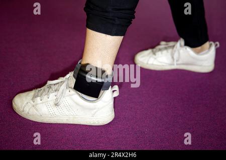 ILLUSTRATION - un bracelet électronique à la cheville. L'utilisation de la détention électronique peut servir d'alternative à être derrière les barreaux. ANP RAMON VAN FLYMEN pays-bas sortie - belgique sortie Banque D'Images