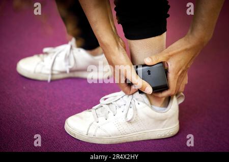 ILLUSTRATION - un bracelet électronique à la cheville. L'utilisation de la détention électronique peut servir d'alternative à être derrière les barreaux. ANP RAMON VAN FLYMEN pays-bas sortie - belgique sortie Banque D'Images