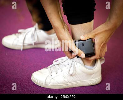 ILLUSTRATION - un bracelet électronique à la cheville. L'utilisation de la détention électronique peut servir d'alternative à être derrière les barreaux. ANP RAMON VAN FLYMEN pays-bas sortie - belgique sortie Banque D'Images