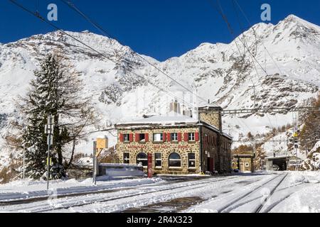 ALP Grum, Suisse - 05 novembre. 2021: La gare de l'ALP Grum sur le côté sud du col de Bernina. De là, le chemin de fer de Bernina descend en bas de l'arou Banque D'Images