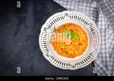 Boulgur traditionnel turc pilaf accompagné de sauce tomate dans une assiette (nom turc ; méyhane pilavi) Banque D'Images