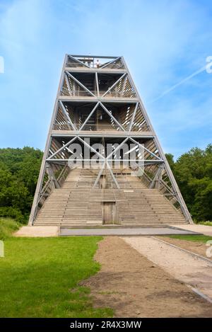 29 mai 2023, Halsteren, pays-Bas Tour de guet près du pont Moses, un pont piétonnier en contrebas dans une douve, à fort de Roovere Banque D'Images