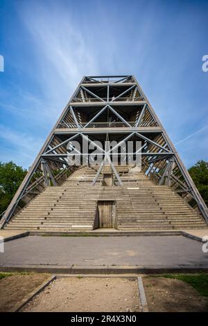 29 mai 2023, Halsteren, pays-Bas Tour de guet près du pont Moses, un pont piétonnier en contrebas dans une douve, à fort de Roovere Banque D'Images