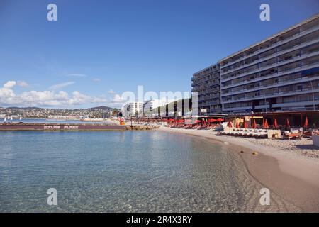 France, Provence-Alpes-Côte d'Azur, Antibes Juan-les-Pins, plage avec touristes bronzer et nager dans la mer. Banque D'Images