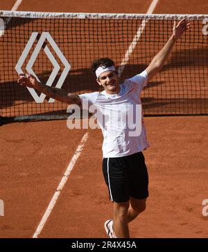 Paris, France. 30th mai 2023. Roland Garros Paris Français ouvert 2023 jour 3 30/05/2023 Seyboth Wild (BRA) Thiago celeatea comme gagne le premier tour de match, en frappant #2 graine Daniil Medvedev (-) crédit: Roger Parker/Alay Live News Banque D'Images