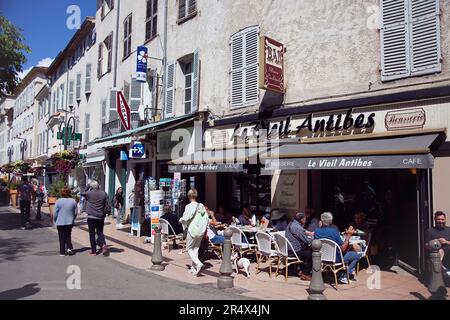 France, Provence-Alpes-Côte d'Azur, Antibes, brasserie animée au coin de la place nationale. Banque D'Images